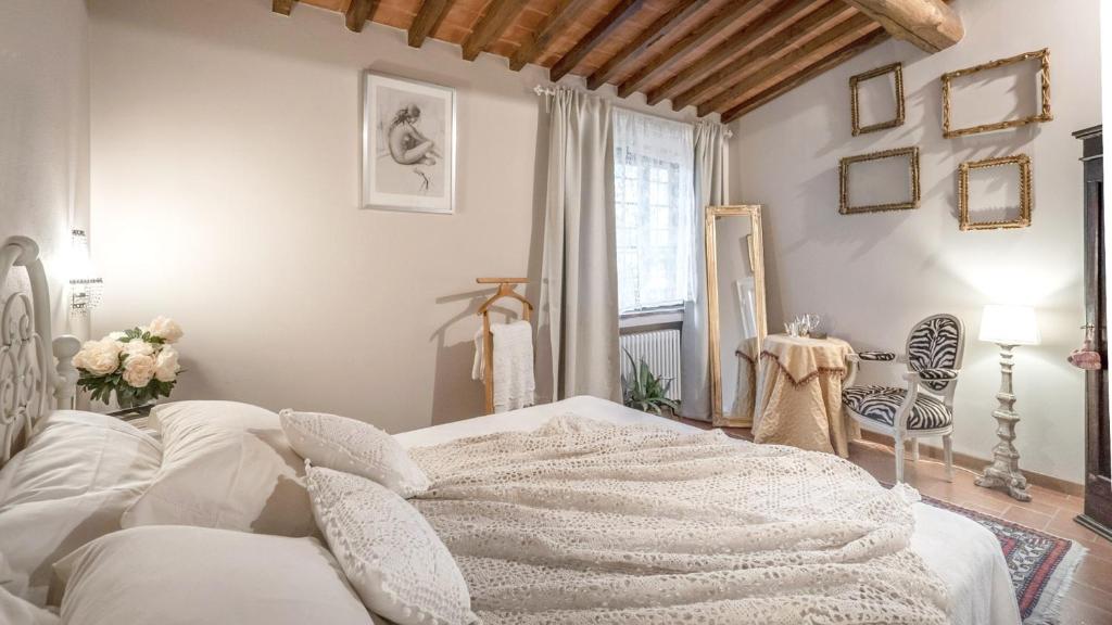 una camera da letto con un letto coperto di Romantic house with outside hydro a Montecatini Terme