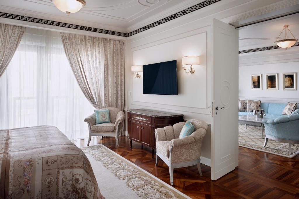 TV a/nebo společenská místnost v ubytování Palazzo Versace Dubai