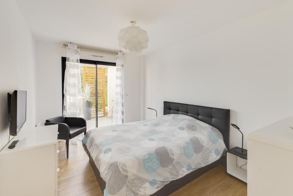 una camera con letto, scrivania e TV di L'Ebene a Coti-Chiavari