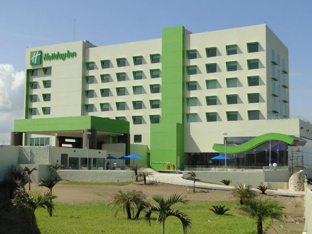 コアツァコアルコスにあるHoliday Inn Coatzacoalcos, an IHG Hotelの緑と白の建物を利用したホテル