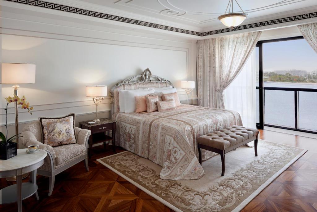 Postel nebo postele na pokoji v ubytování Palazzo Versace Dubai