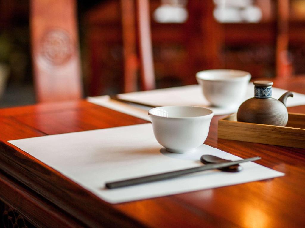 Příslušenství pro přípravu čaje a kávy v ubytování Grand Mercure Ambassador Changwon