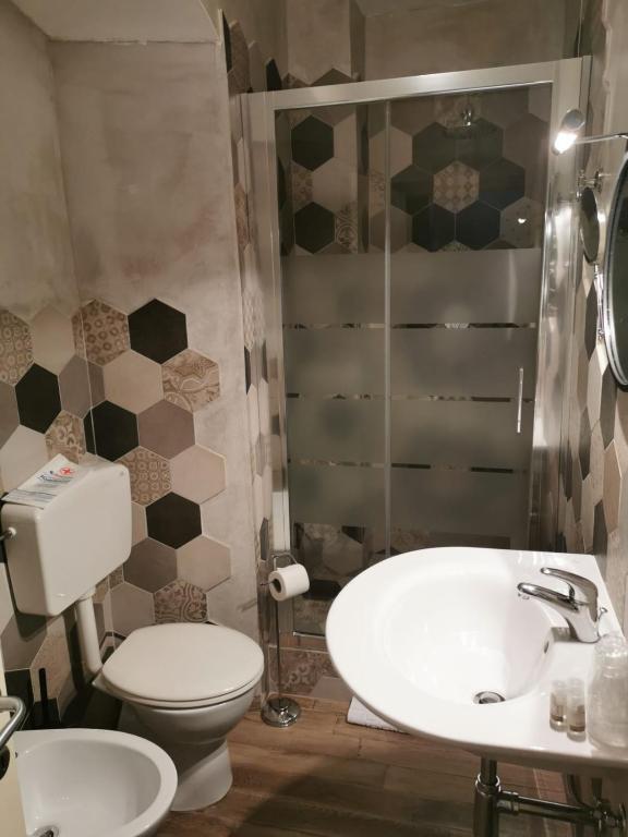 łazienka z toaletą i umywalką w obiekcie Fra Diavolo w mieście Diano Marina