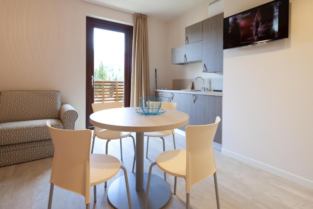 Een keuken of kitchenette bij Residence Lenno