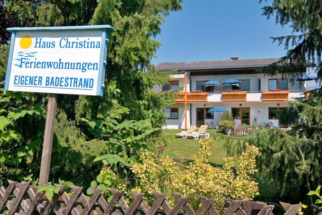 una señal frente a una casa en Haus Christina en Faak am See