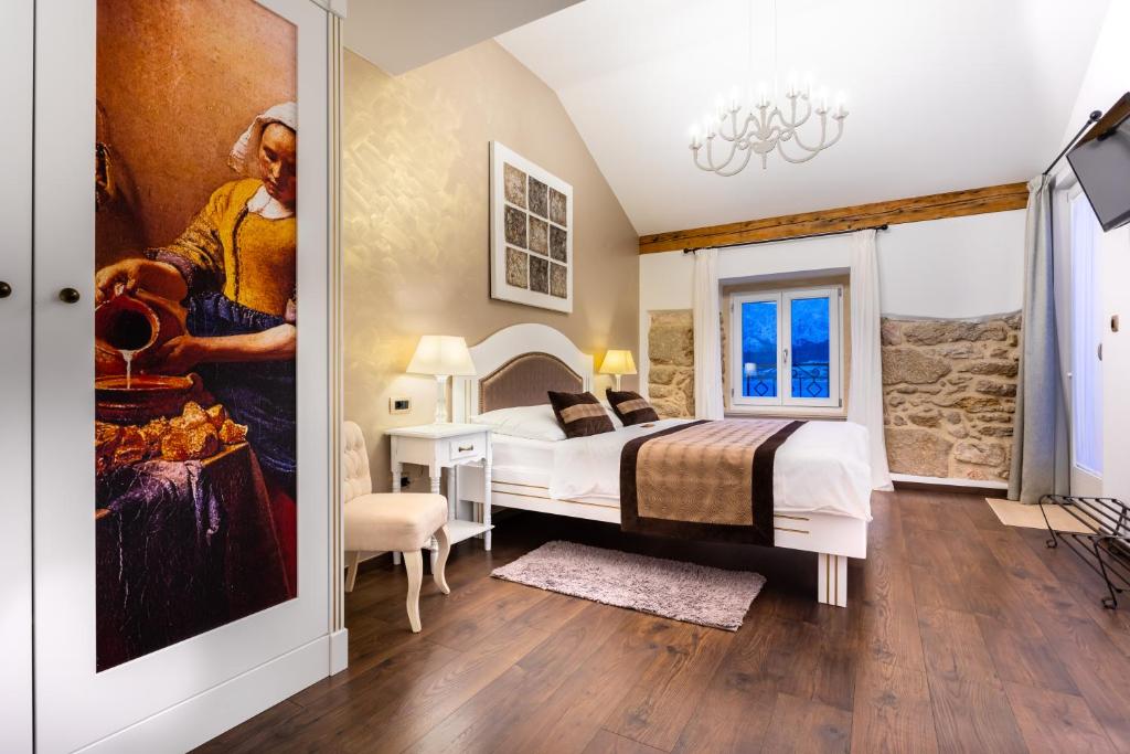 um quarto com uma cama e um quadro na parede em Hotel Heritage Forza em Baska