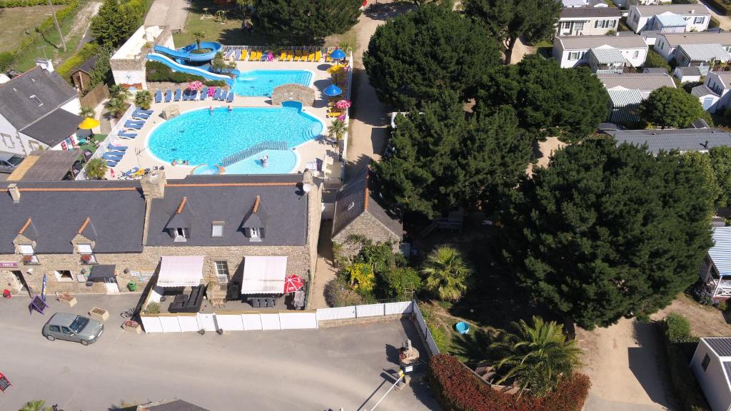 an overhead view of a pool at a resort at Camping les Palmiers in La Trinité-sur-Mer