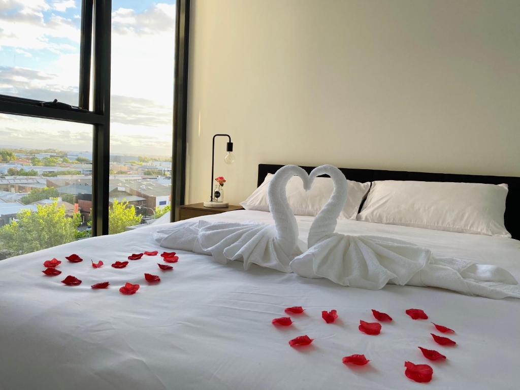 Ліжко або ліжка в номері Luxury 2 Bedroom Apartment - Adelaide CBD