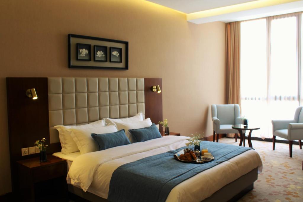 Postel nebo postele na pokoji v ubytování Horizont Hotel Tbilisi
