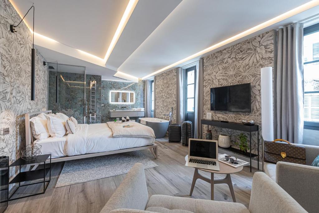 TV a/nebo společenská místnost v ubytování Le Dortoir Boutique Suites