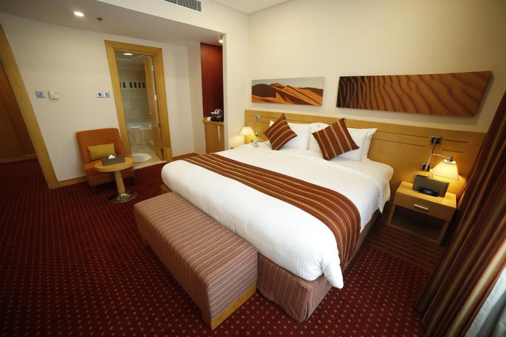 Postel nebo postele na pokoji v ubytování City Seasons Hotel & Suites Muscat