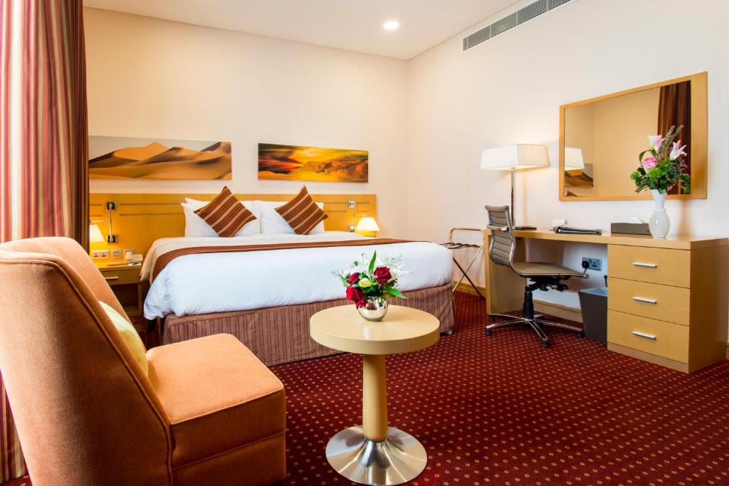 Postel nebo postele na pokoji v ubytování City Seasons Hotel & Suites Muscat