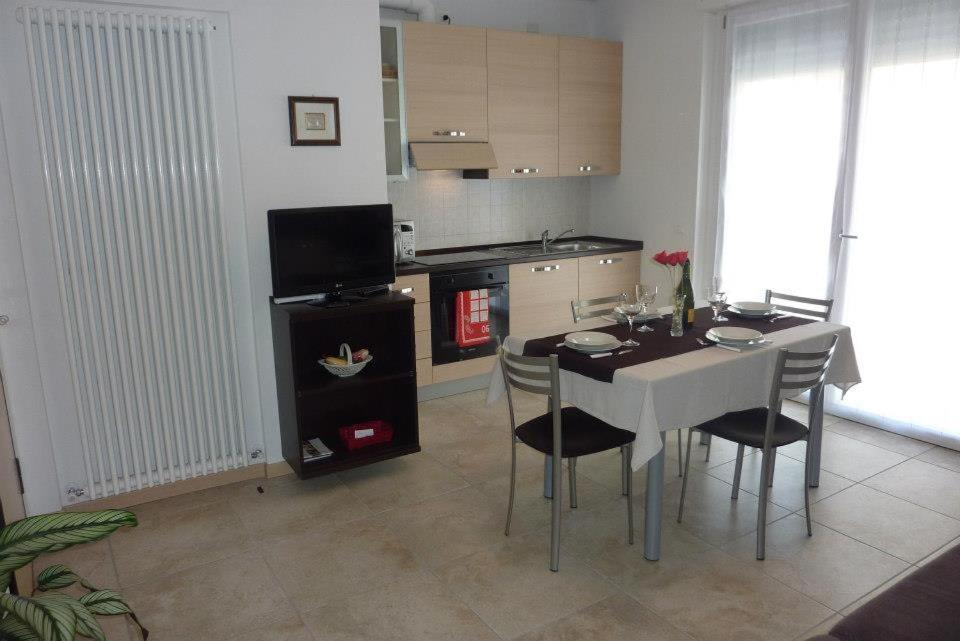 cocina con mesa blanca y sillas y cocina con mesa en Residence Giuliana Dervio, en Dervio