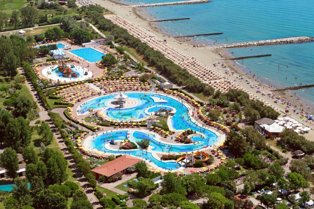 - une vue aérienne sur la piscine d'un complexe dans l'établissement Adria Holiday presso Centro Vacanze Pra' delle Torri, à Caorle