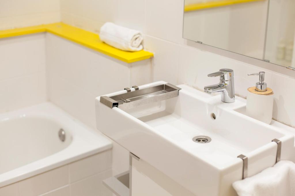 Kúpeľňa v ubytovaní FLORIT FLATS - Apartment Torres de Quart I
