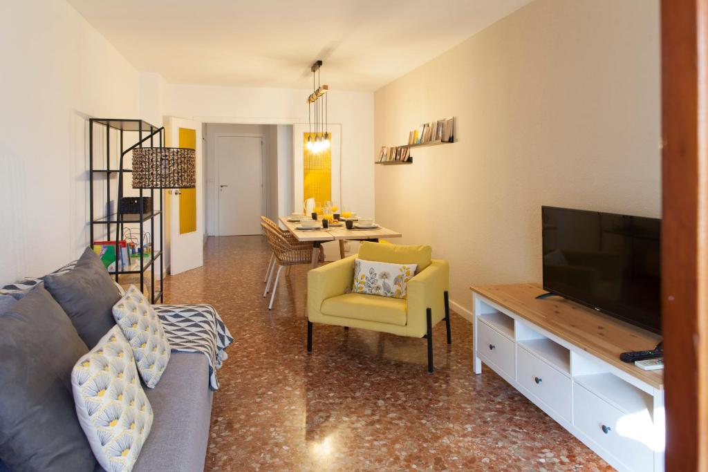 Televízia a/alebo spoločenská miestnosť v ubytovaní FLORIT FLATS - Apartment Torres de Quart I