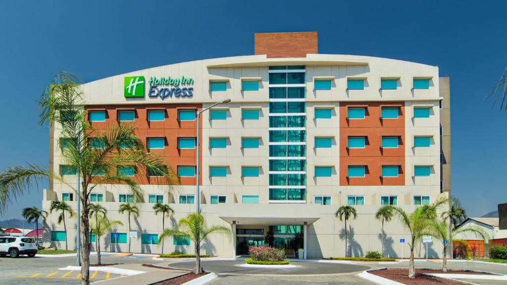 een weergave van de buitenkant van een hotel bij Holiday Inn Express Manzanillo, an IHG Hotel in Manzanillo