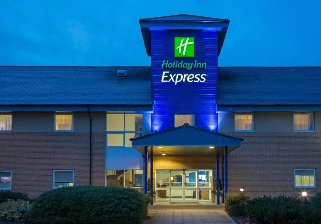 um hotel com uma placa que lê Holiday Inn Express em Holiday Inn Express Braintree, an IHG Hotel em Braintree
