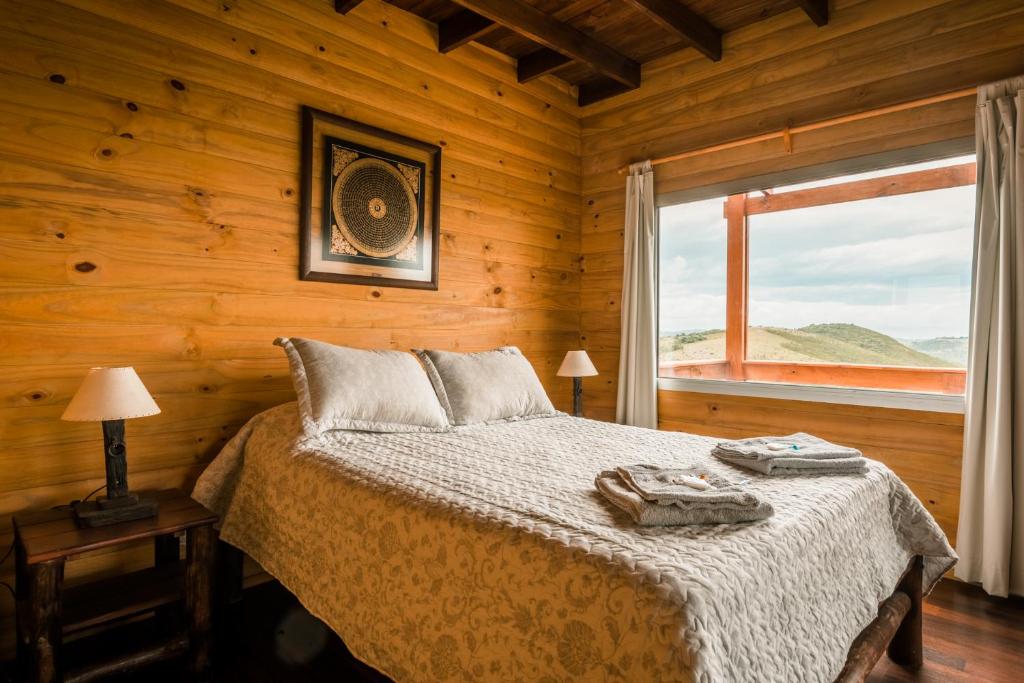 um quarto com uma cama e uma grande janela em Camino el Portal del Alma em El Eden