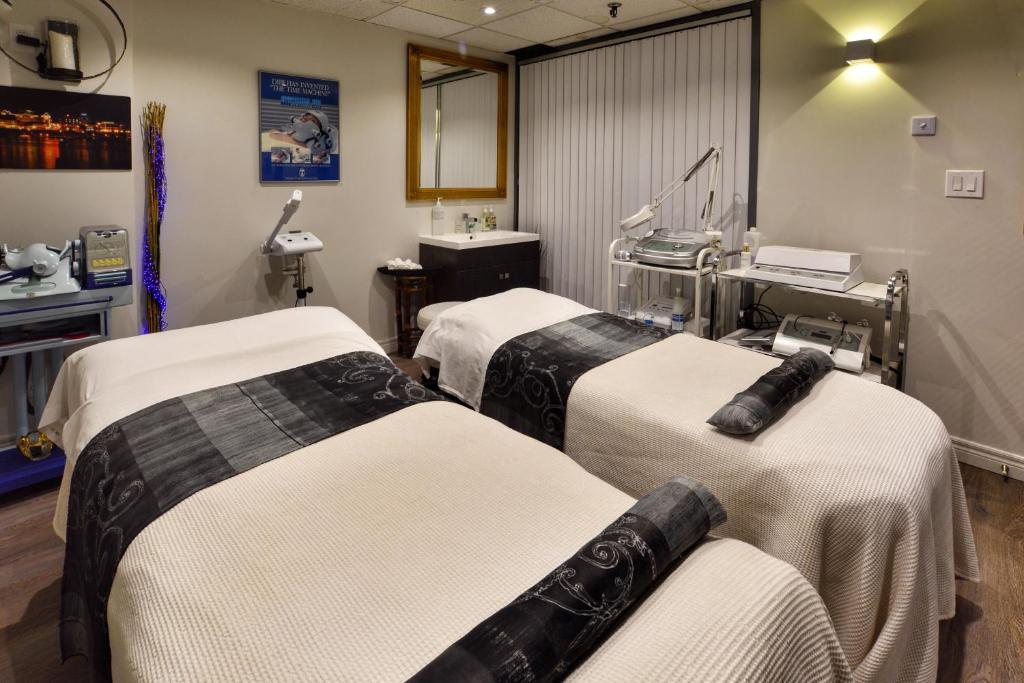 Holiday Inn Toronto International Airport by IHG photo