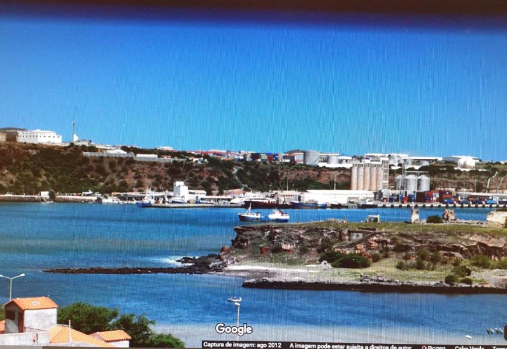 vista di una cassa d'acqua con città di Secularis Capital 2 a Praia