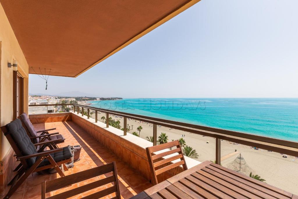 d'un balcon avec des chaises et une vue sur l'océan. dans l'établissement Los Reales 8C, à Estepona