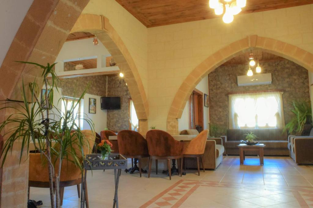 TV a/nebo společenská místnost v ubytování Golden Palms Guest House & Cafe