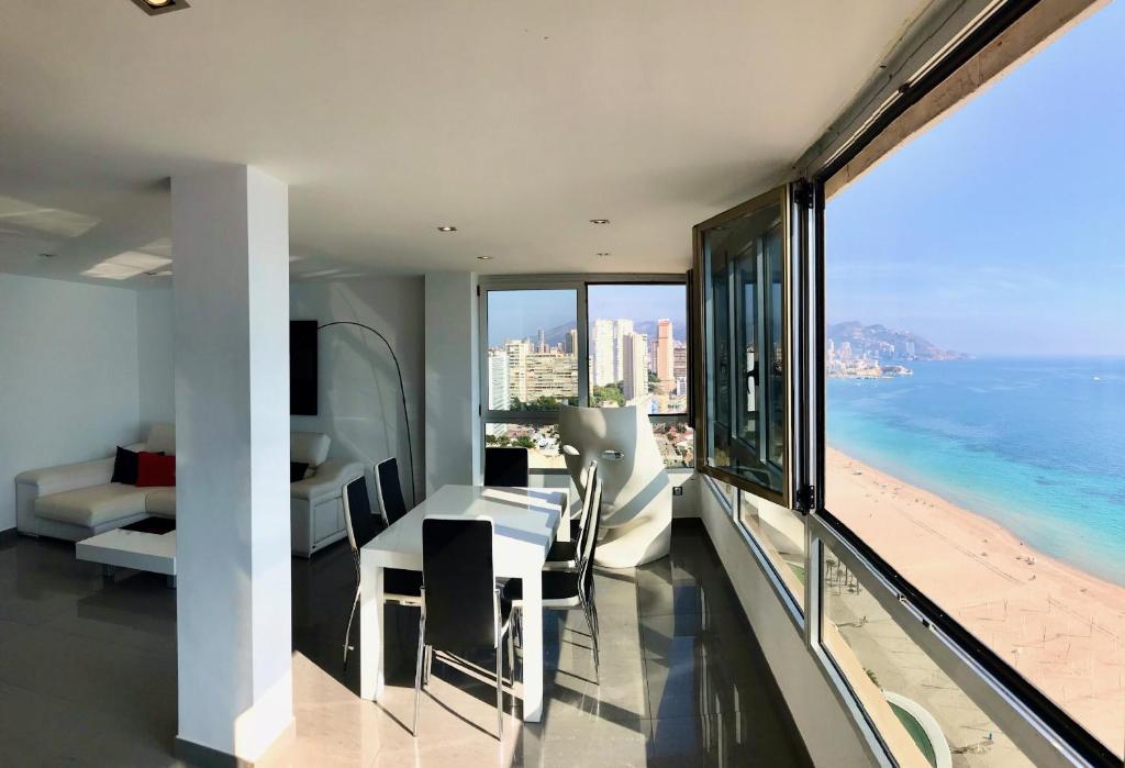 ベニドルムにあるThe Mask Apartment Bluelineのビーチの景色を望むバルコニー付きの客室です。