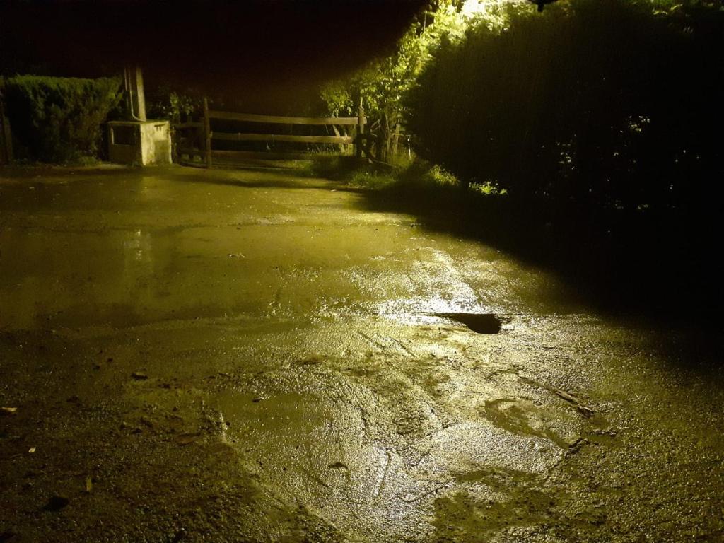 Výhled na řeku, která protéká v blízkosti venkovského domu