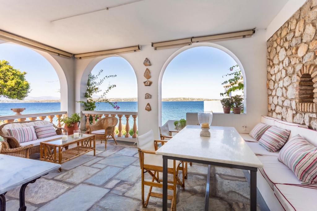 Villa Ponente في سبيتسيس: غرفة معيشة مطلة على المحيط