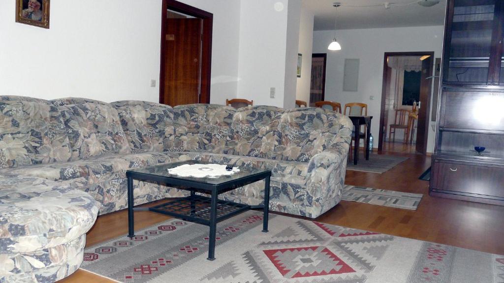 ein Wohnzimmer mit einem Sofa und einem Tisch in der Unterkunft FeWo Familia Wedemann in Bad Kreuznach