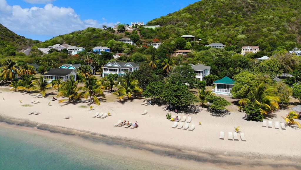 una vista aérea de una playa con personas sentadas en sillas en Oualie Beach Resort en Nevis