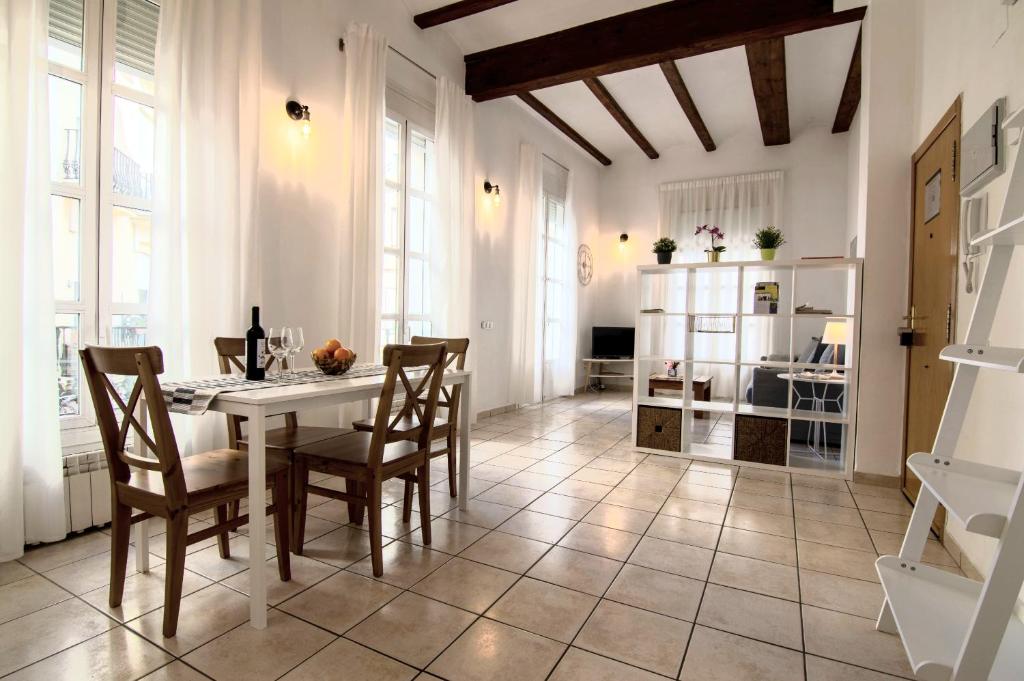 eine Küche und ein Esszimmer mit einem Tisch und Stühlen in der Unterkunft Junto al Mercado de Ruzafa in Valencia