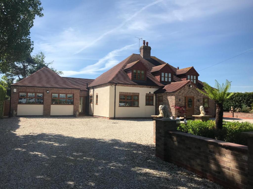 a large house with a driveway in front of it at Grey Oak in Newark upon Trent