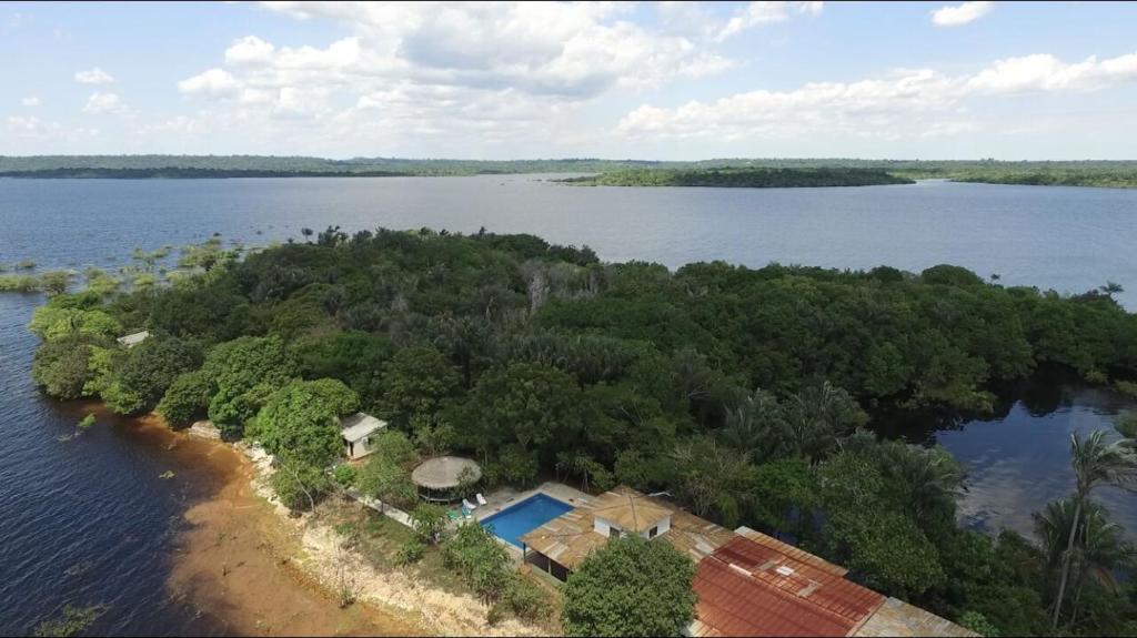 una vista aérea de una isla en un cuerpo de agua en Anaconda Amazon Island, en Manaus