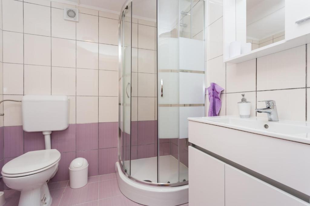 Koupelna v ubytování Apartmani Obala