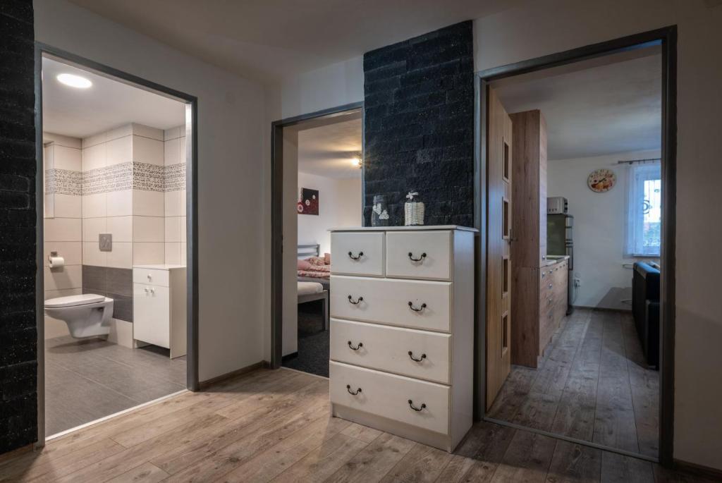un bagno con lavandino, water e specchio di A&A Apartmany a Liptovský Mikuláš