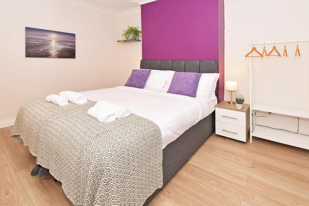 Somerville House by YourStays - 4 Bedroom House in Crewe - Four-Bedroom House