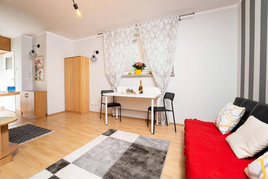 a living room with a table and a couch at Apartament Kortowski in Olsztyn