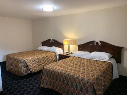 Tempat tidur dalam kamar di Bing's Motel