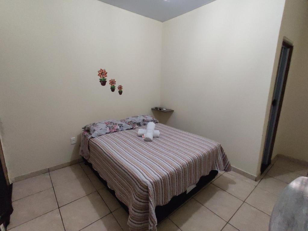 Uma cama ou camas num quarto em Pousada do Professor
