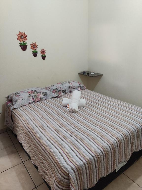 Uma cama ou camas num quarto em Pousada do Professor