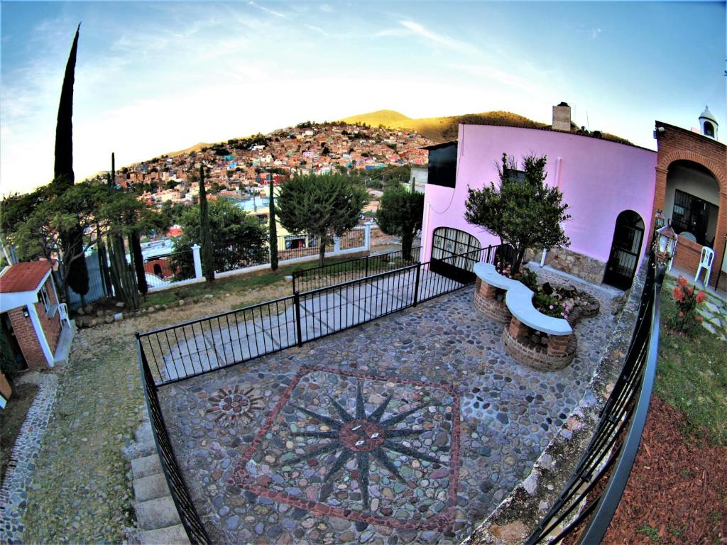 une maison avec une clôture et un banc devant elle dans l'établissement Casa Malva Sweet Stay, à Guanajuato