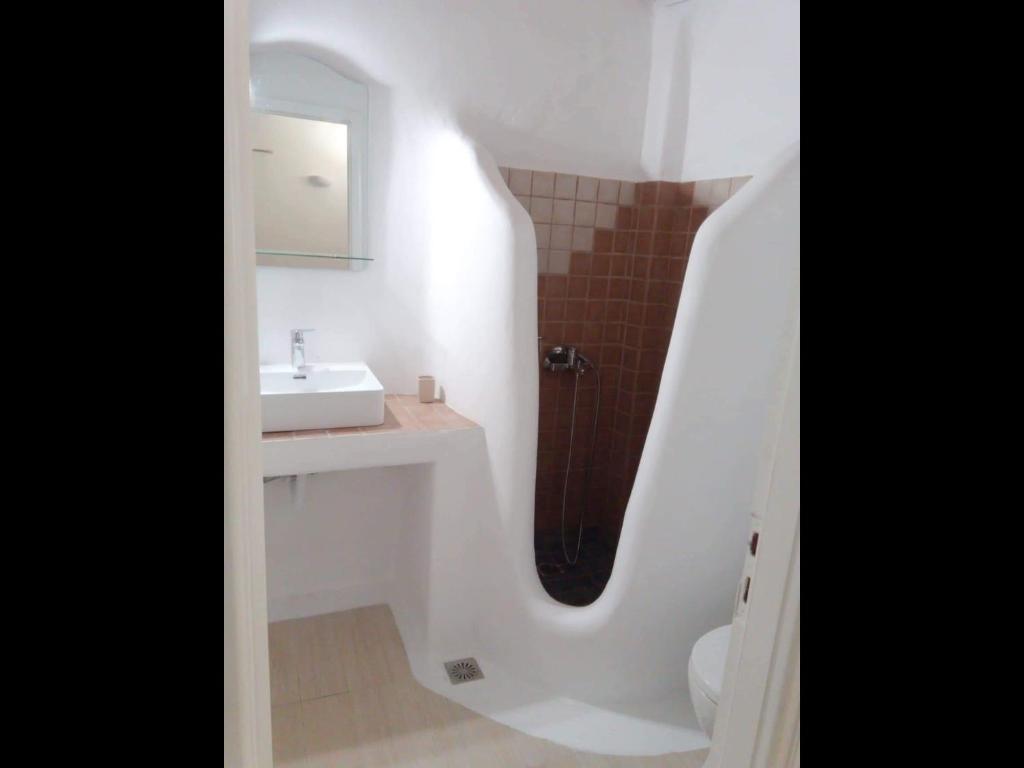 ミコノス・シティにあるMykonos efis maisonetteのバスルーム(洗面台、鏡付)