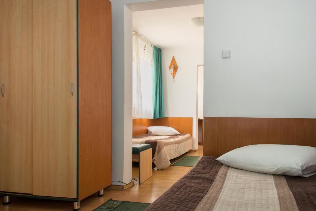 En eller flere senger på et rom på Hotel Beta