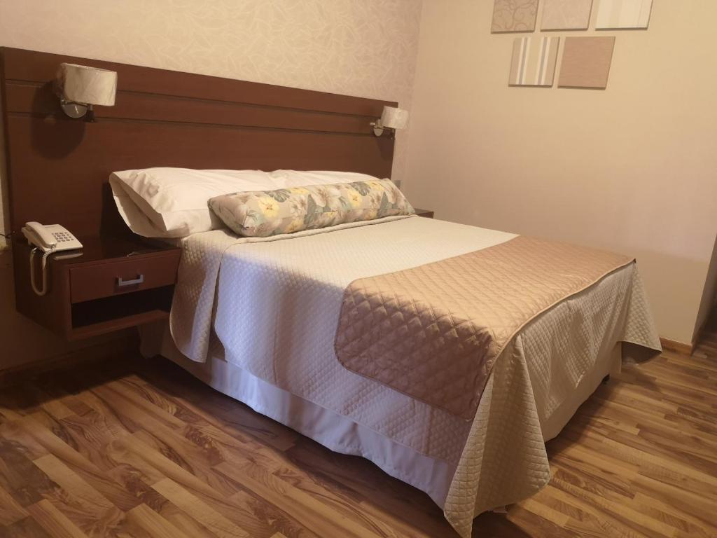 Кровать или кровати в номере Hostal Palamas