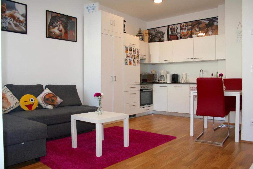sala de estar con sofá y mesa en Trendy Danube Apartment - Close to UN en Viena