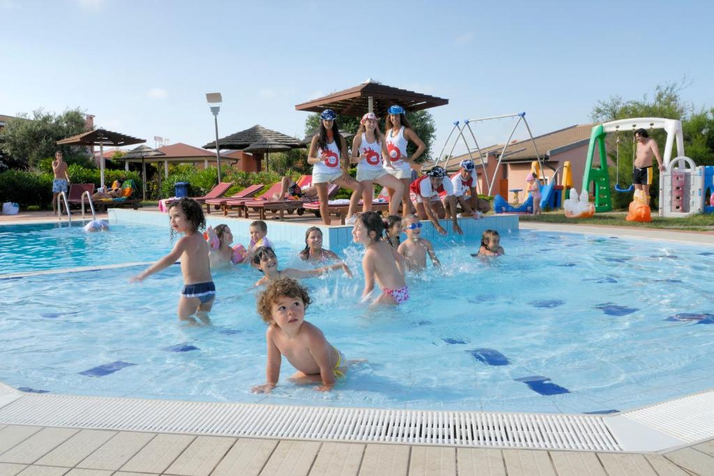 Bazén v ubytování Cala Rosa Club Hotel nebo v jeho okolí