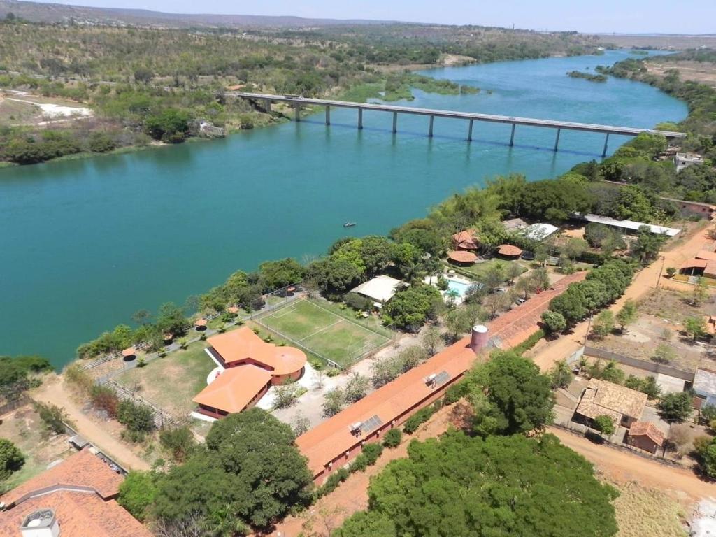 una vista aérea de un puente sobre un río en Pousada Canto do Rio en Três Marias