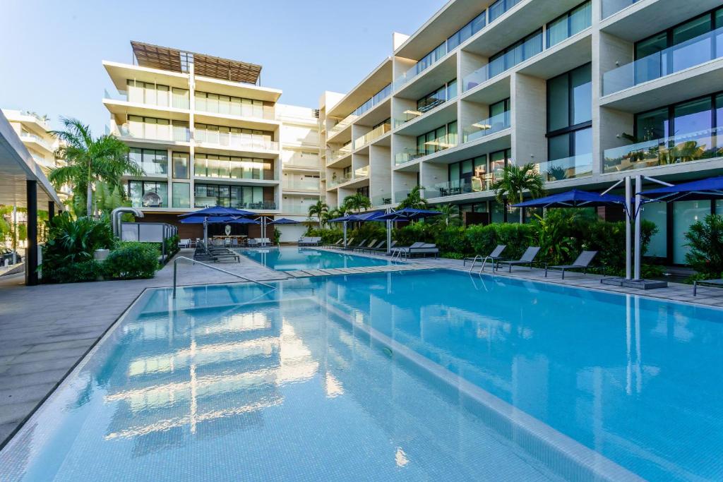an empty swimming pool in front of a building at Oceana by ABNA in Playa del Carmen